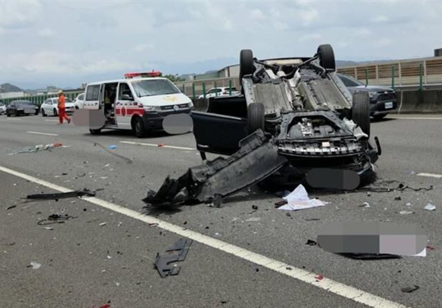 台灣新聞通訊社-國4台中后豐段4車連環撞！汽車翻覆、零件物品噴滿地　慘釀2人受傷送醫
