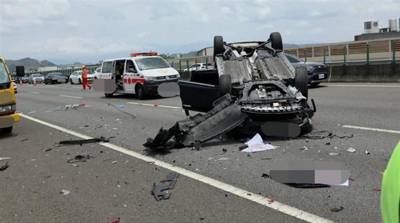 台灣新聞通訊社-國4台中后豐段4車連環撞！汽車翻覆、零件物品噴滿地　慘釀2人受傷送醫