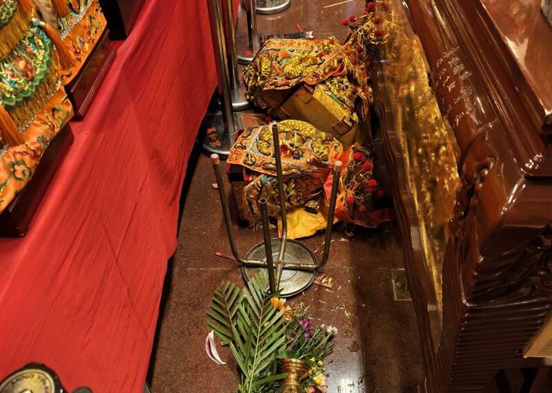 台灣新聞通訊社-媽祖廟內失控爆走!35歲男砸萬和宮「媽祖金身」慘摔在地…落網靜默不語