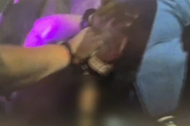 台灣新聞通訊社-基隆毒蟲拒檢、企圖衝撞警車落跑！警力破窗「辣椒水伺候」圍捕壓制