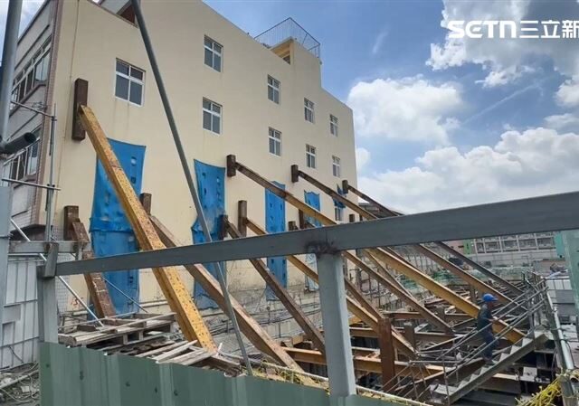 台灣新聞通訊社-龍井建案施工2年路塌2次！鄰居慘變「傾斜屋」…12支鋼柱硬撐慘況曝