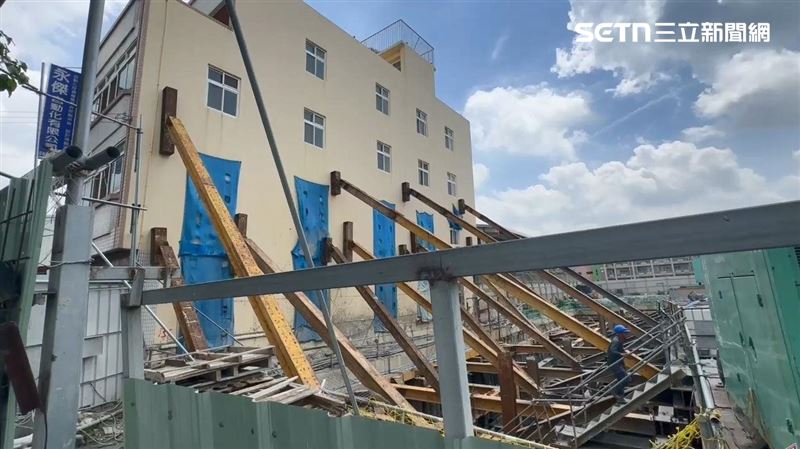 台灣新聞通訊社-龍井建案施工2年路塌2次！鄰居慘變「傾斜屋」…12支鋼柱硬撐慘況曝