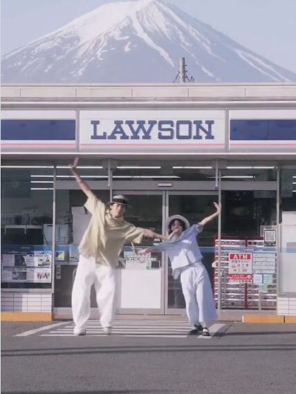 台灣新聞通訊社-中國情侶在「富士山超商」店門口前跳舞 影片曝光!日本網友轟:愚蠢