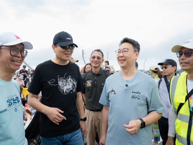 台灣新聞通訊社-躺在橋上看夕陽！淡江大橋吸引15萬人潮　5/9通車典禮雲門舞集壓軸演出