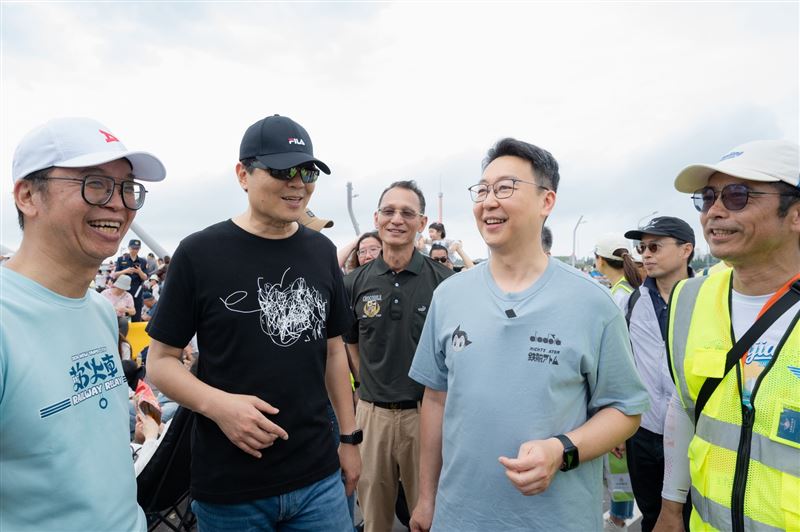 台灣新聞通訊社-躺在橋上看夕陽！淡江大橋吸引15萬人潮　5/9通車典禮雲門舞集壓軸演出