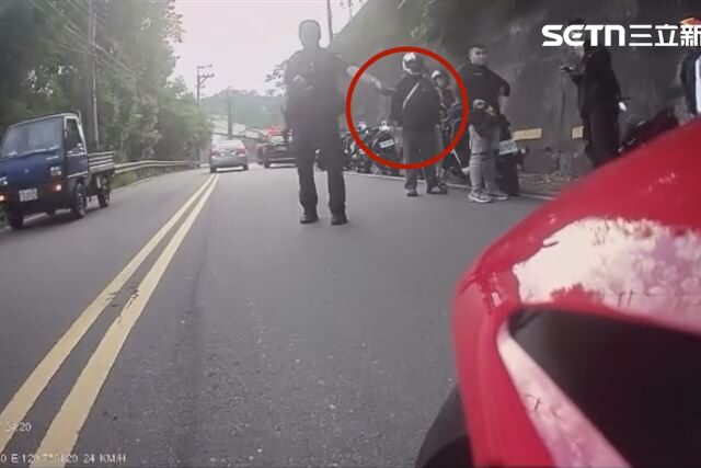 台灣新聞通訊社-騎重機變通緝犯？台中警山區「舉槍攔查」遭質疑過當　太平分局說話了