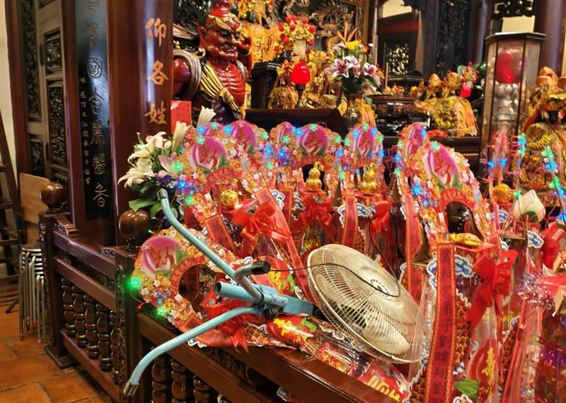 台灣新聞通訊社-萬和宮遭砸「媽祖金身摔落」！廟方發聲　命理師示警：人神共憤必有報應