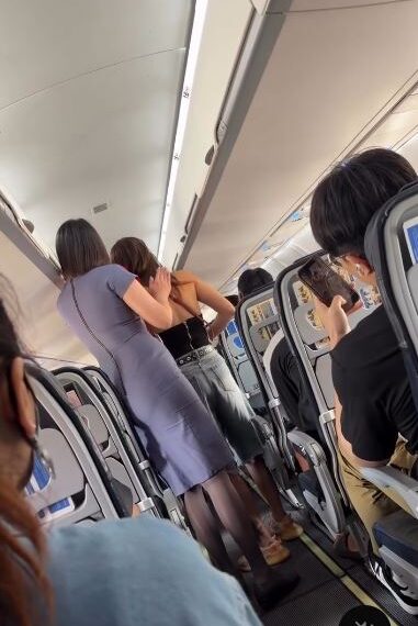 台灣新聞通訊社-40歲外籍女大鬧航班!要求開機艙門又暴走猛推空姐 遭航警帶走