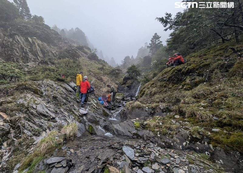 台灣新聞通訊社-25人登山團攀合歡東峰！女失蹤「定位點只有手機」…搜救驚見她獨坐溪谷