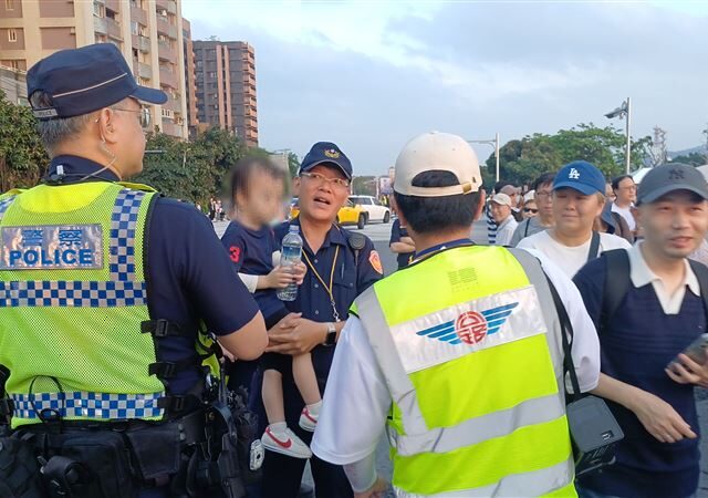 台灣新聞通訊社-淡水漁人碼頭音樂會人潮塞爆！2歲童走失靠警大聲公廣播助團圓