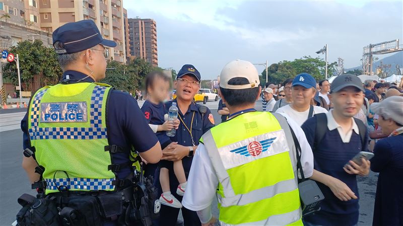 台灣新聞通訊社-淡水漁人碼頭音樂會人潮塞爆！2歲童走失靠警大聲公廣播助團圓