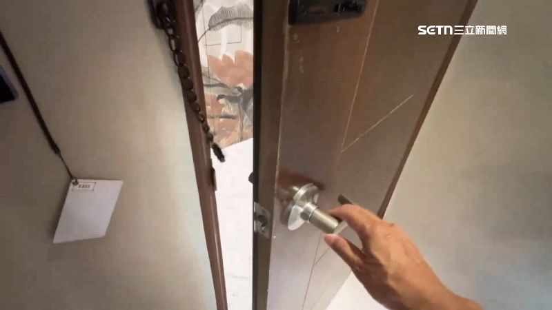 台灣新聞通訊社-半夜回旅館驚覺「房門被打開」！她嚇壞不敢睡　過程監視器全拍下