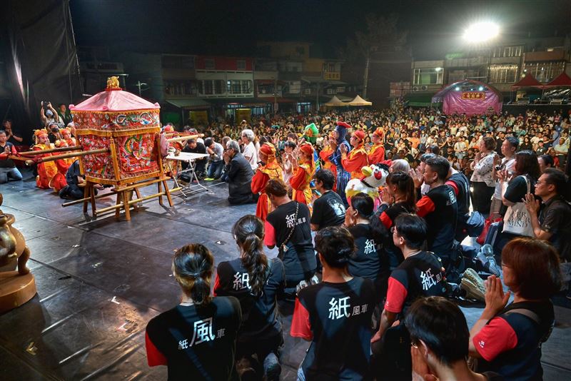 台灣新聞通訊社-神級演出！白沙屯媽祖「粉紅超跑」衝舞台賜福　紙風車團員全跪了