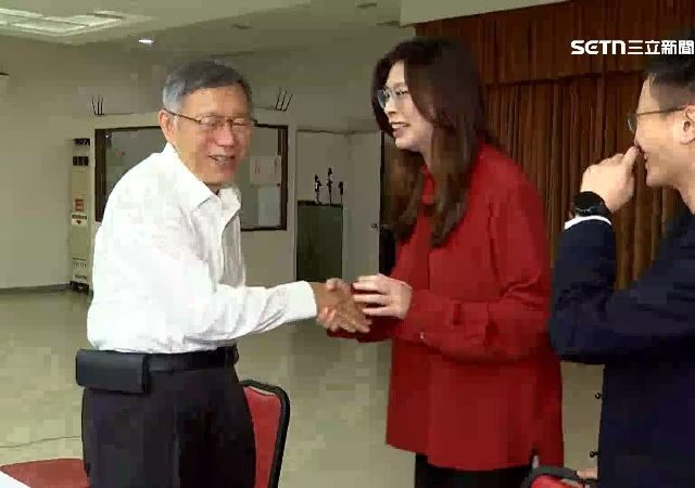 台灣新聞通訊社-藍白黨主席首同框超尷尬！鄭麗文主動握手　柯文哲一秒抽手撇頭