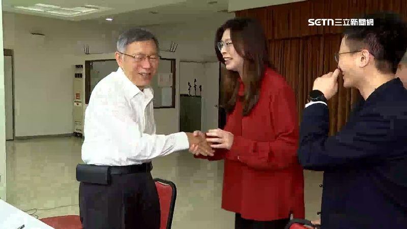 台灣新聞通訊社-藍白黨主席首同框超尷尬！鄭麗文主動握手　柯文哲一秒抽手撇頭