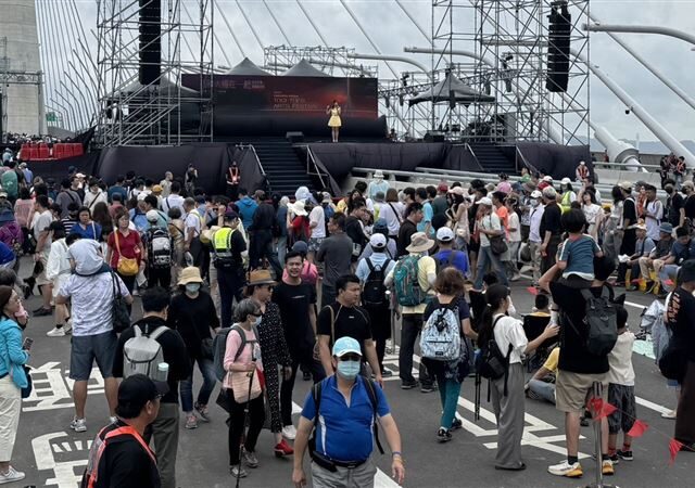 台灣新聞通訊社-萬人齊聚淡江大橋活動塞爆！蘆洲警科技維安助4走失民眾平安歸