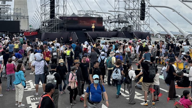 台灣新聞通訊社-萬人齊聚淡江大橋活動塞爆！蘆洲警科技維安助4走失民眾平安歸