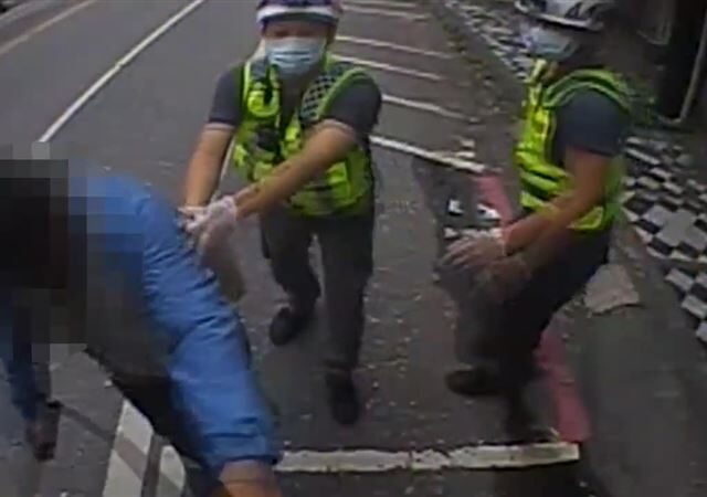 台灣新聞通訊社-醉漢揮拳揍消防員！狂拆救護車雨刷想落跑　警壓制上銬逮人