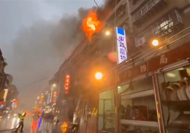 台灣新聞通訊社-新聞幕後／三重頂加違建救火！消防員脫水送醫　弟兄曝心聲：還好人沒死