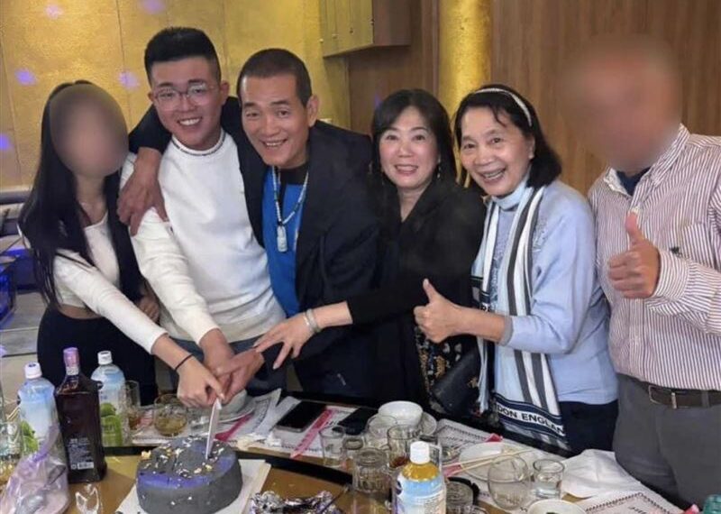 台灣新聞通訊社-北港皇太子暴打前立委遭押！母和副分局長「開心唱K」　警察局急澄清