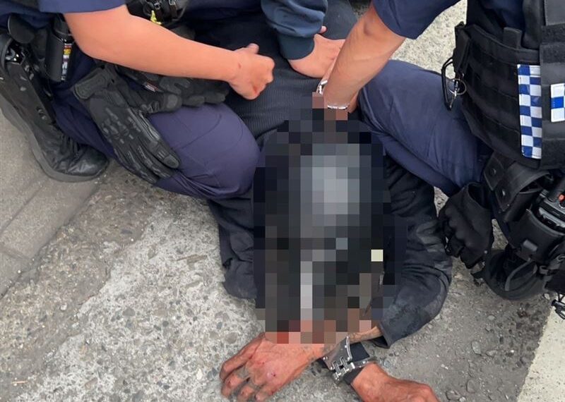 台灣新聞通訊社-現場直擊！大寮惡男搶包害菲女噴飛受傷　大批警力圍捕畫面曝
