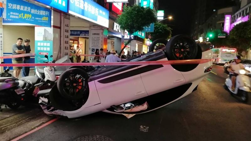 台灣新聞通訊社-借300萬保時捷毒駕撞變電箱翻車還波及7機車　逃逸後投案扣車還重罰12萬
