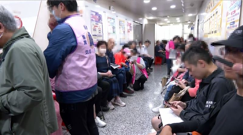 台灣新聞通訊社-臨櫃報稅開跑！國稅局爆人潮 3招密技免排隊