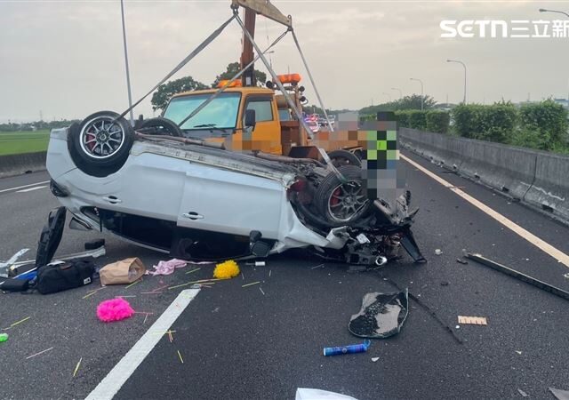 台灣新聞通訊社-連假首日國道事故！轎車自撞「四輪朝天」物品散落一地…駕駛、乘客送醫