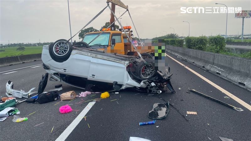 台灣新聞通訊社-連假首日國道事故！轎車自撞「四輪朝天」物品散落一地…駕駛、乘客送醫