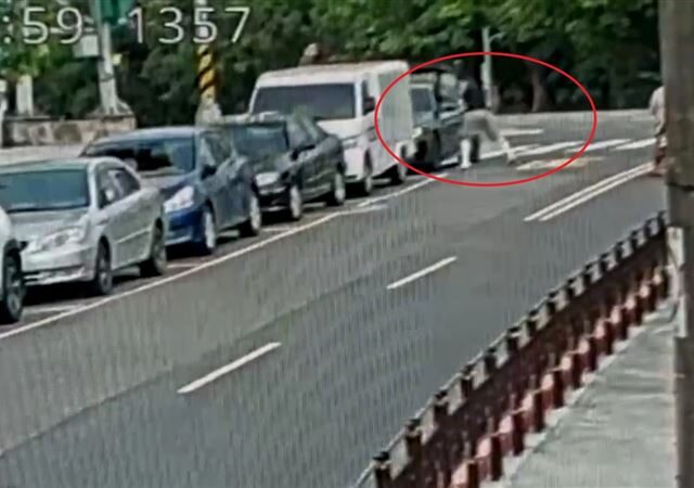台灣新聞通訊社-黑衣男揮棒猛砸「自己的BMW」　路人觀看被嗆：看三小…原因曝光