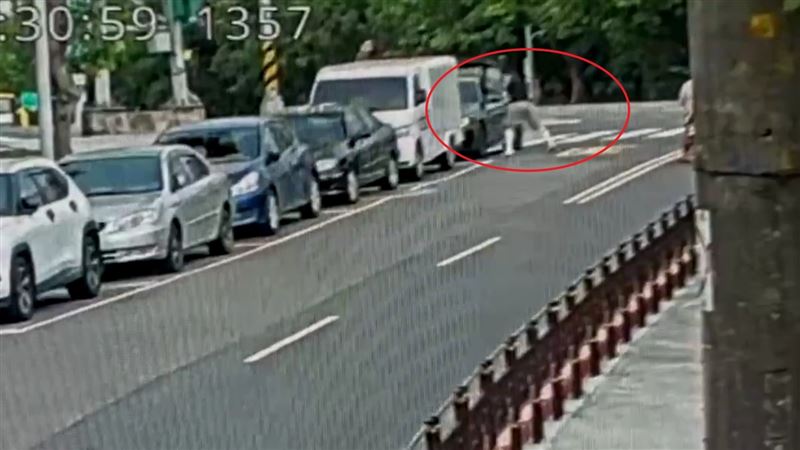 台灣新聞通訊社-黑衣男揮棒猛砸「自己的BMW」　路人觀看被嗆：看三小…原因曝光