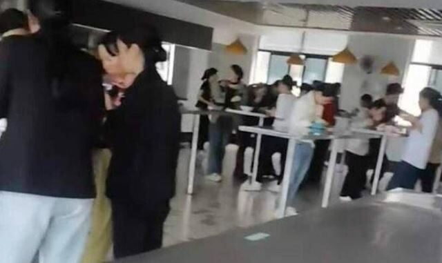 台灣新聞通訊社-員工餐廳「只能站著吃」！公司稱速吃效率高　網看傻：牛馬具象化
