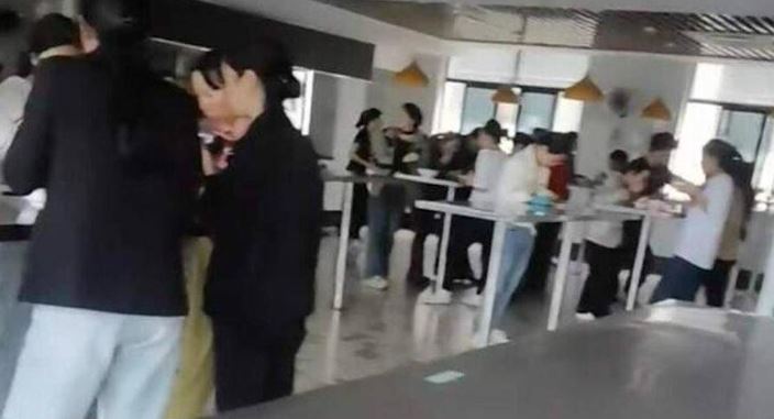 台灣新聞通訊社-員工餐廳「只能站著吃」！公司稱速吃效率高　網看傻：牛馬具象化