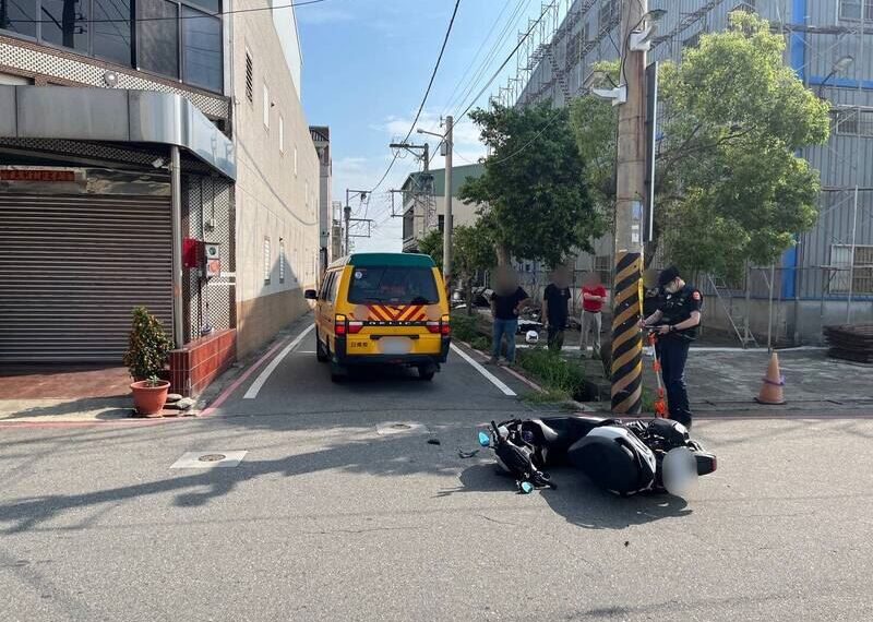 台灣新聞通訊社-苗栗苑裡娃娃車驚魂！18歲男追撞噴飛倒地　車內老師幼童2人嚇壞