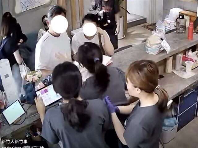 台灣新聞通訊社-不爽一直問！新竹阿北點餐嗆「在審犯人？」怒摔菜單　店長霸氣護員工