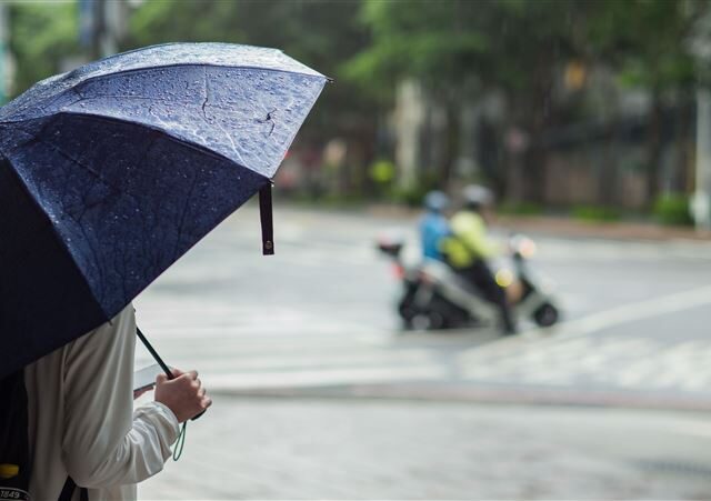 台灣新聞通訊社-今「立夏」全台炸雨濕涼僅15.8℃！一週連三變　第2波鋒面接力時間點曝