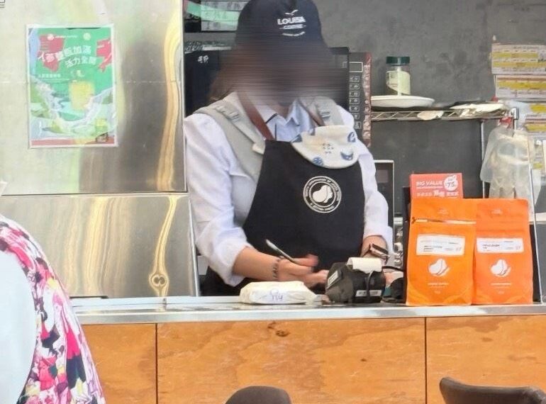 台灣新聞通訊社-獨家／路易莎「店員揹娃上工」25萬人按讚暖哭　原因曝光