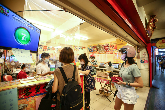 台灣新聞通訊社-26連槓! 威力彩下期頭獎狂飆7.7億