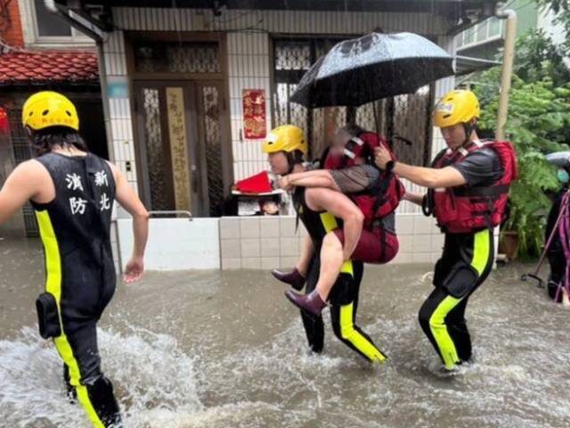 台灣新聞通訊社-淡水暴雨市區變河流！原德路「淹50公分高」 7旬嬤受困獲救