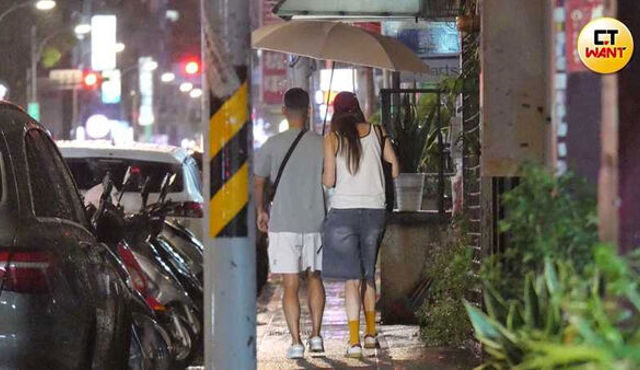 台灣新聞通訊社-離婚邱啟益13年！倪雅倫雨中甜蜜挽手新歡？  經紀人回應2人關係