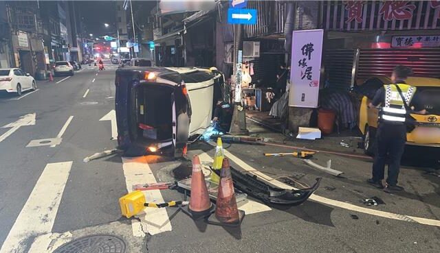 台灣新聞通訊社-追查拒檢機車！警車路口擦撞後翻車 計程車撞店家鐵捲門