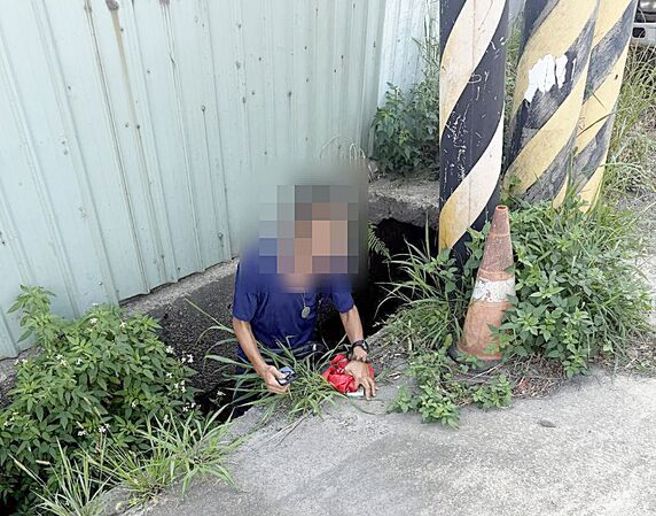 台灣新聞通訊社-喪屍煙彈吸完上路！ 桃園男蛇行自撞 跳水溝滅證仍狼狽落網