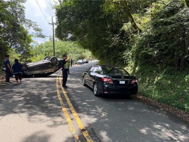 台灣新聞通訊社-太平山黃喉貂突然竄出 駕駛急閃失控翻車5人傷