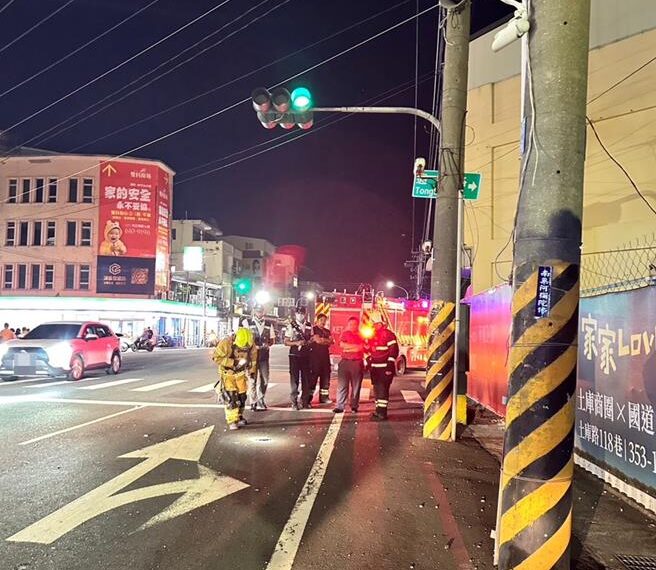 台灣新聞通訊社-老鼠爬電線桿釀爆炸？ 岡山路口火光噴濺 民眾等倒垃圾嚇傻