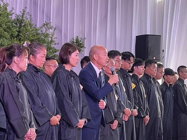 台灣新聞通訊社-許淑華父親許天送告別式逾5000人送行　韓國瑜致詞讚父愛化大愛惹淚崩