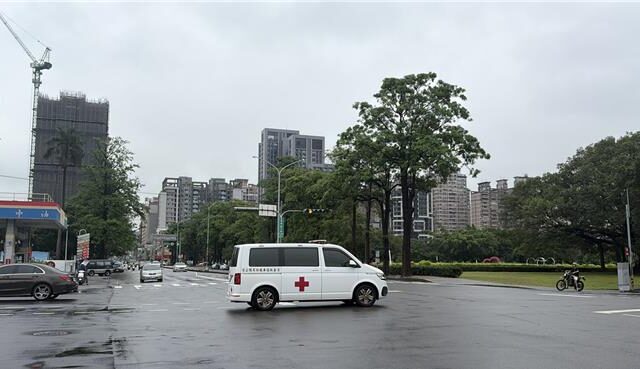 台灣新聞通訊社-死亡車禍！男子騎機車突身體不舒服 自摔倒路口傷重不治