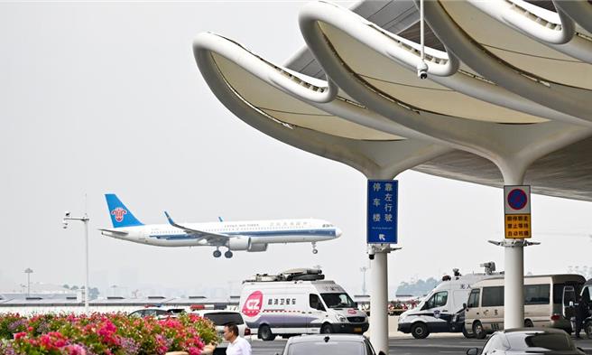 台灣新聞通訊社-降落後滑行58分鐘才下機 廣州白雲機場遭酸：高鐵都到深圳了