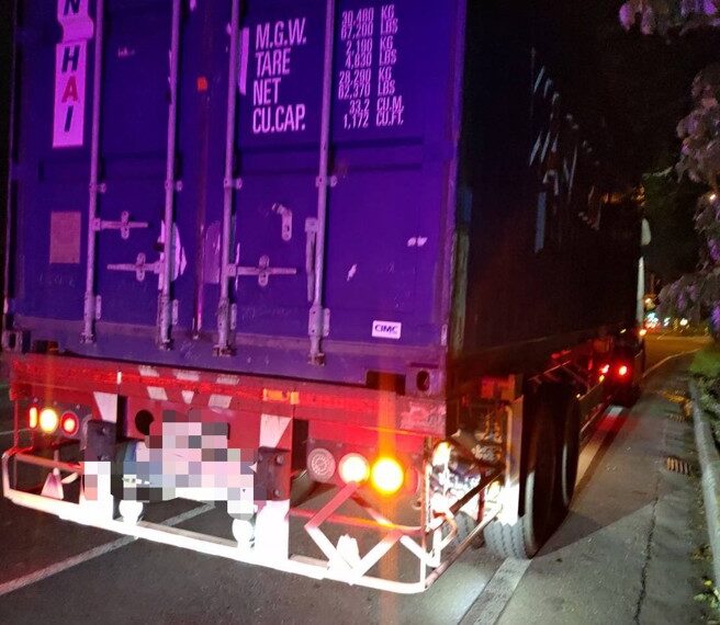 台灣新聞通訊社-影》國1路竹段驚傳擦撞!小客車肇事逃逸 聯結車駕駛衰遭殃