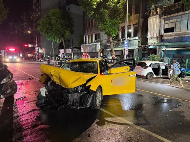 台灣新聞通訊社-運將稱機件故障暴衝 逆向衝撞4車釀9傷