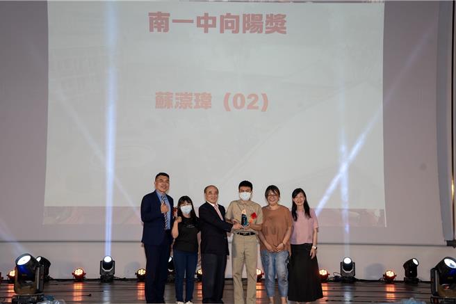 台灣新聞通訊社-不走花俏路線！南一中畢典表揚全盲生蘇漴偉：勇於追夢